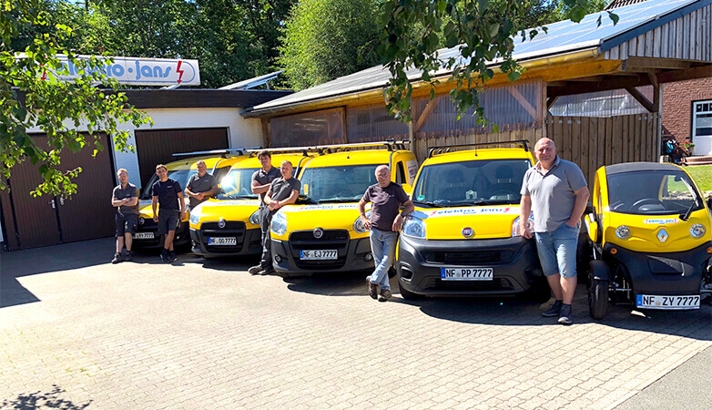 Das Team von Elektro Jans aus Tönning mit Ihrer Servicewagen-Flotte und dem Elektroauto Twizy von Renault.